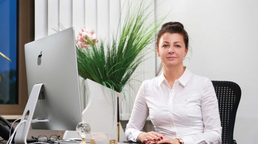 Irina Outkine im Büro